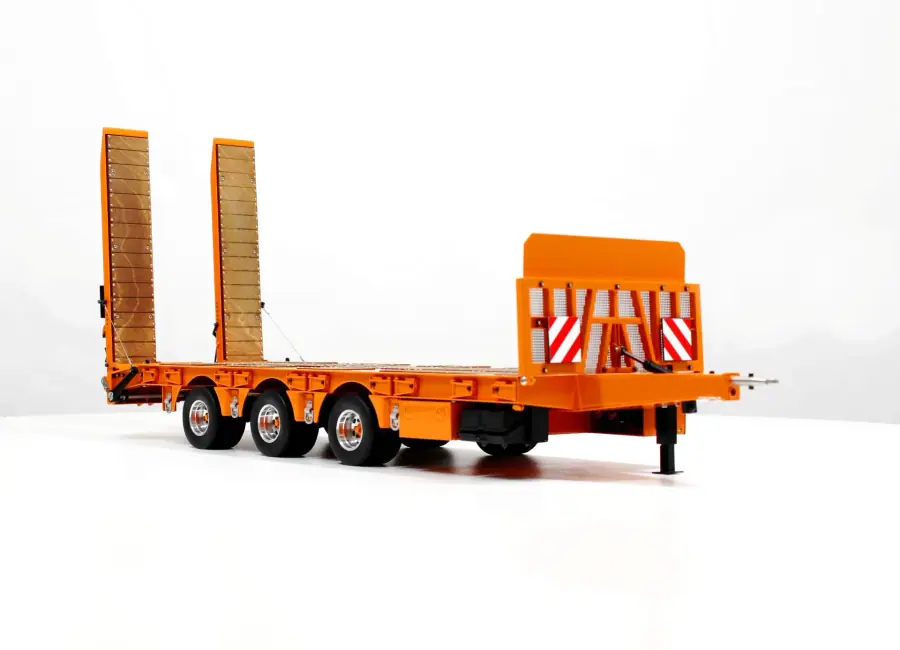 3-axle tridem low-loader trailer with function