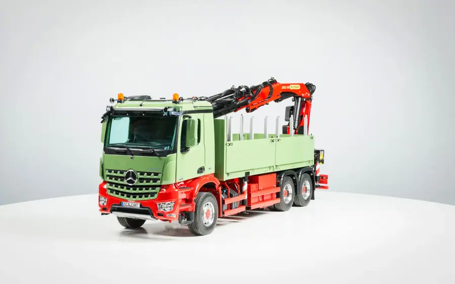 Arocs 3-axle building materials truck, Palfinger rear-mounted crane, 6x6