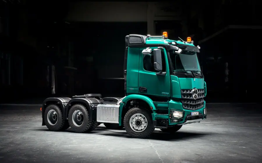 Arocs 3-axle semitrailer tractor
