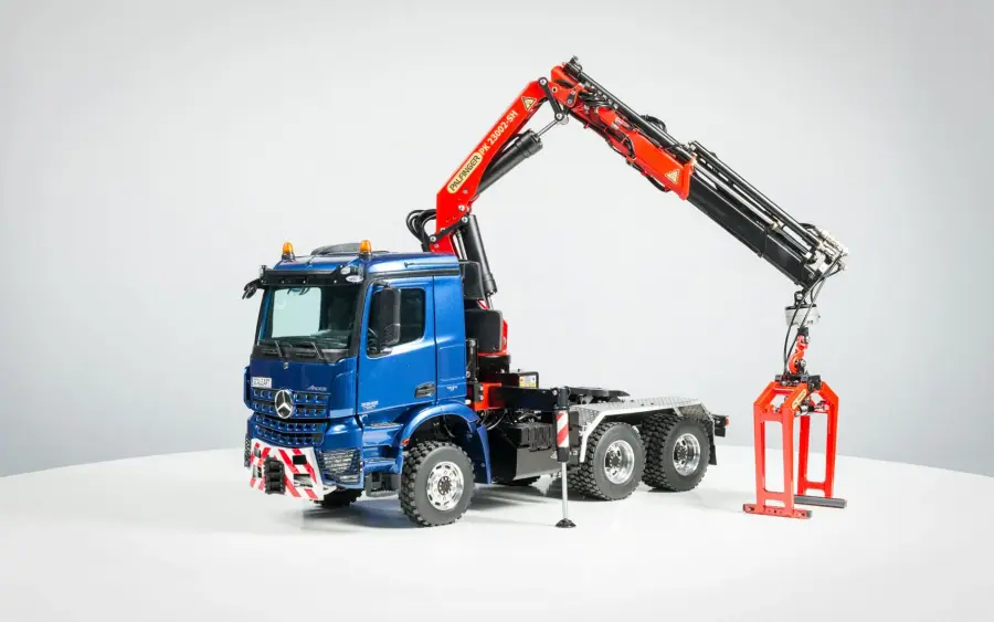 Arocs 3-axle semitrailer tractor Palfinger loading crane