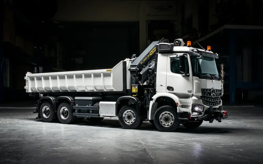Arocs 4-axle roll-off tipper with Palfinger loading crane 8x8