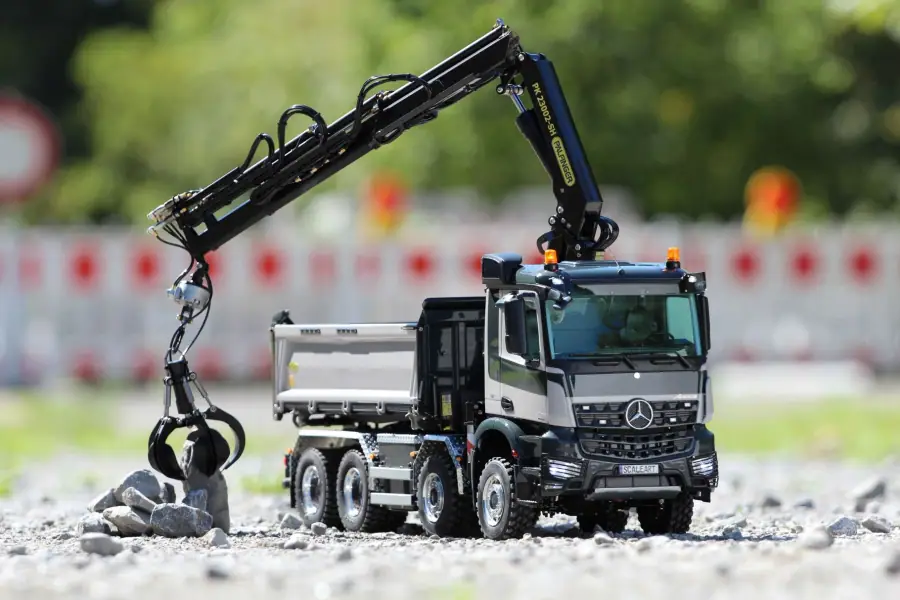 Arocs 4-axle three-way tipper Palfinger loading crane, 8x8