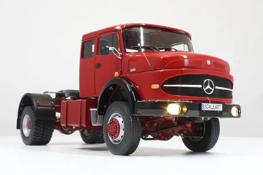 MB Round Hood with sleeper cab 2-axle tractor unit 4x2