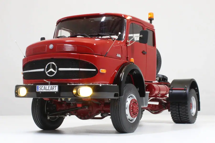 MB Round-nose with sleeping cab 2-axle tractor unit 4x4