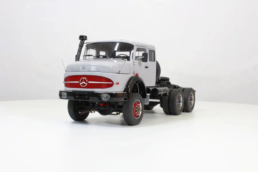 MB Round-Nose with Sleeping Cab 3-Axle Tractor Unit 6x4