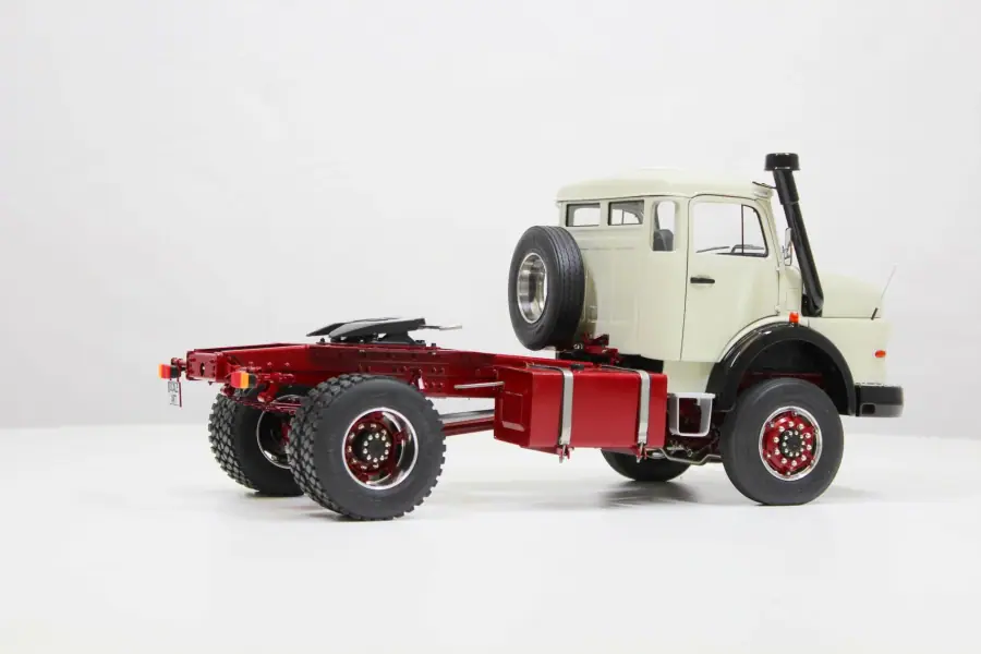 MB Round-nosed 2-axle tractor unit 4x4