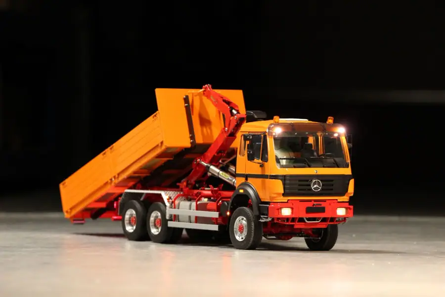 Mercedes SK 3-axle roll-off tipper 6x4