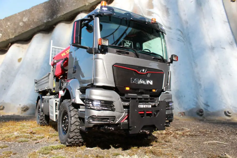 TGS 2-axle three-way tipper Palfinger loading crane