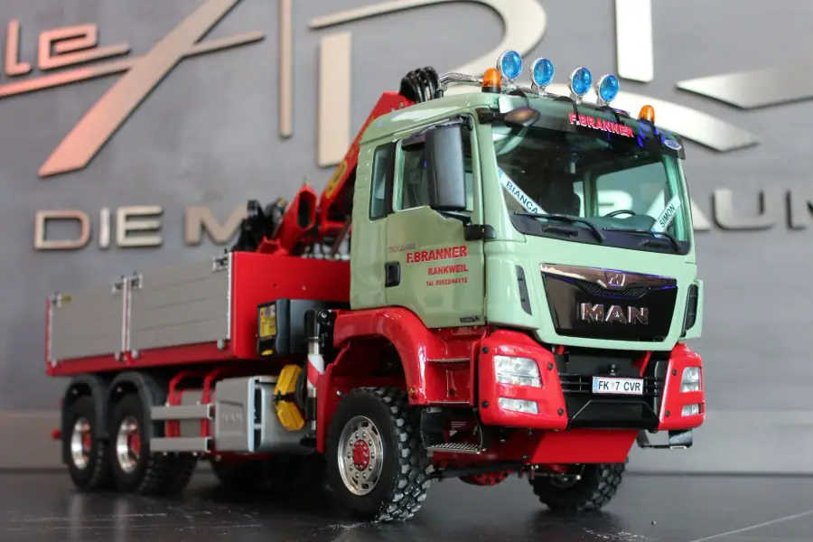 TGS 3-axle building material truck, Palfinger loading crane