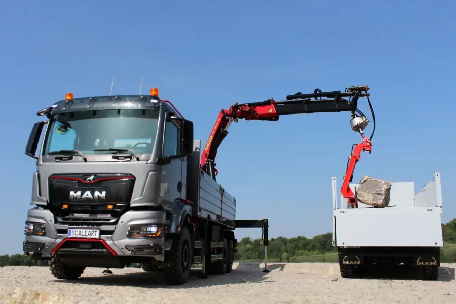 TGS 3-axle building materials truck, Palfinger rear-mounted crane