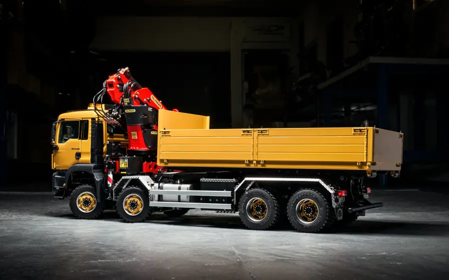 TGS 4-axle roll-off tipper Palfinger loading crane