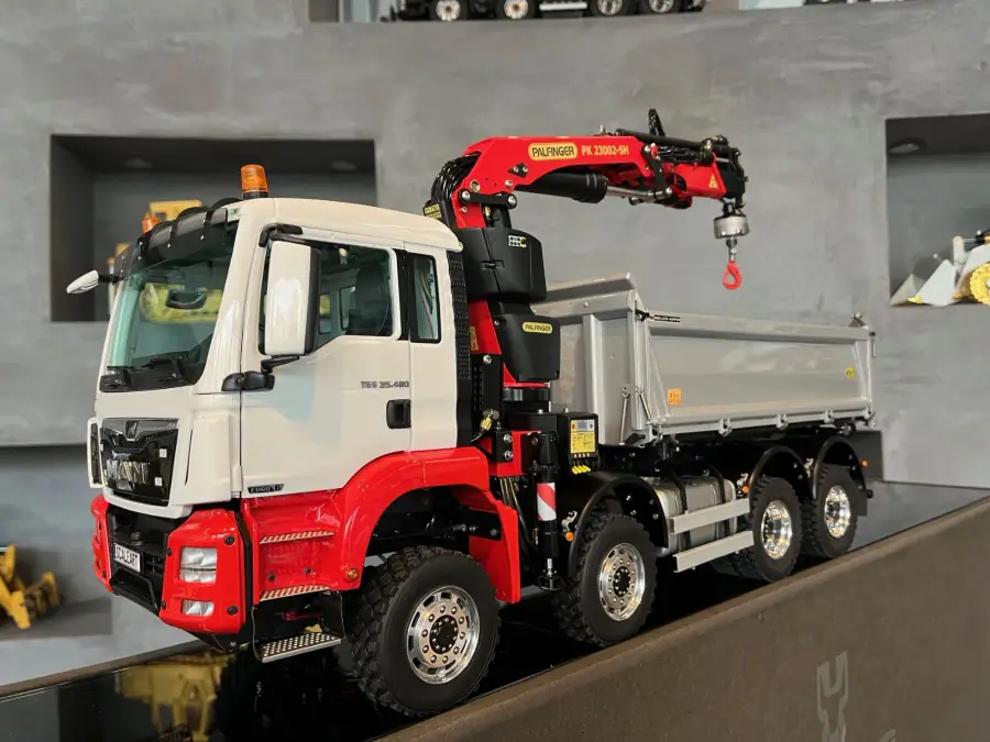 TGS 4-axle three-way tipper, Palfinger loading crane