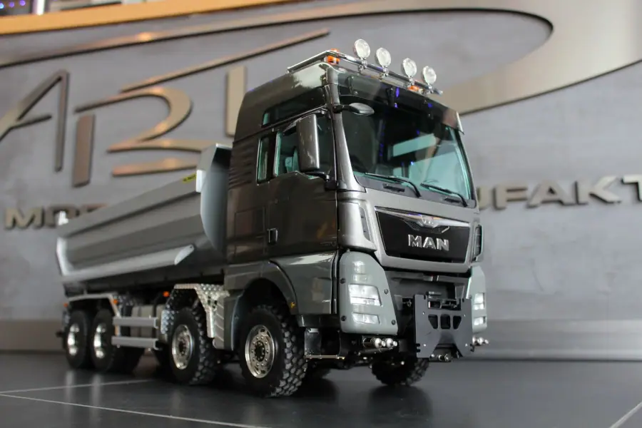 TGX 4-axle roll-off tipper