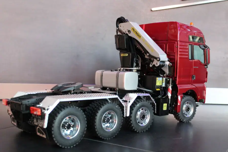TGX-XXL 4-axle heavy-haulage tractor, Palfinger loading crane