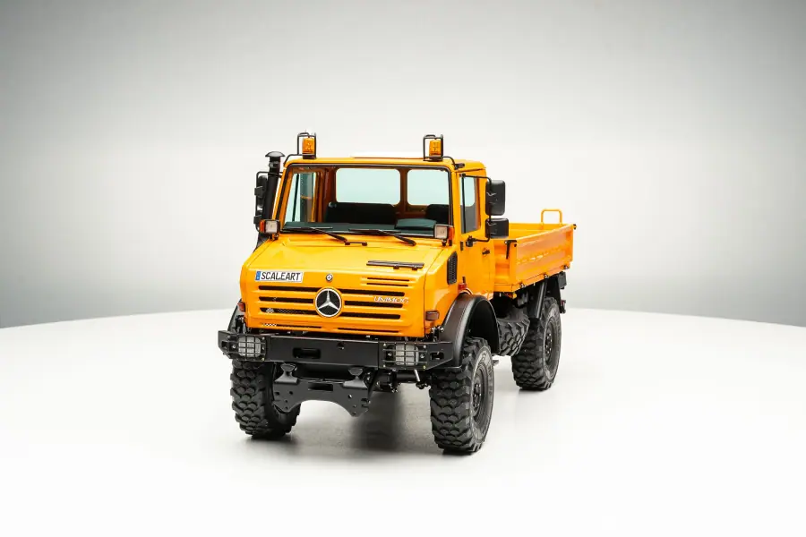 UNIMOG 3.250 with flatbed and front hydraulics